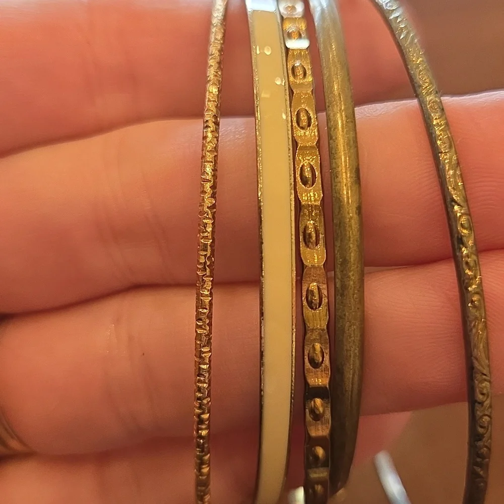 N/A goldtone bangle